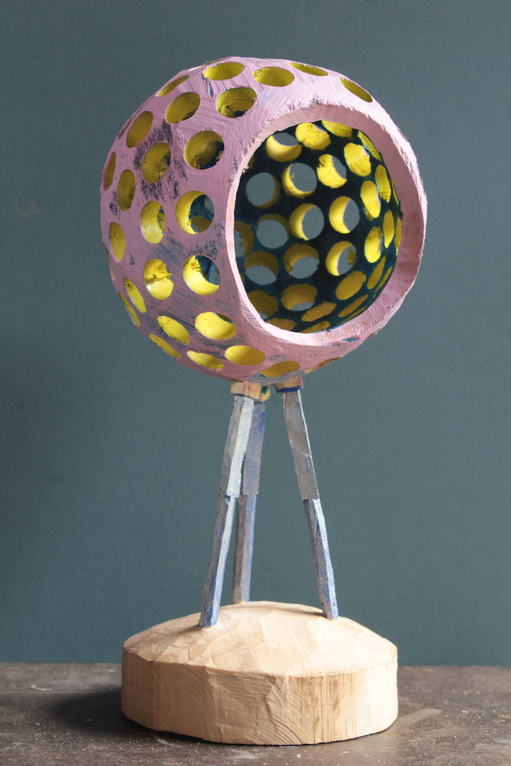 12_Sputnik_Skulptur 13 x 15 x 25cm, Lindenholz bemalt_2023